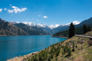 Doğu Türkistan, Çin - 09 Mayıs 2015: Cennet Gölü, Tian Shan(Tianchi). ünlü bir dünya mirası sit alanı Fukang, Sanci, Doğu Türkistan, Çin.