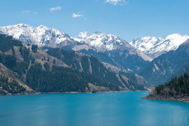 Doğu Türkistan, Çin - 09 Mayıs 2015: Cennet Gölü, Tian Shan(Tianchi). ünlü bir dünya mirası sit alanı Fukang, Sanci, Doğu Türkistan, Çin.