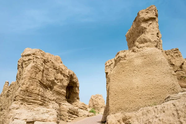 XINJIANG, CHINA - 04 de mayo de 2015: Sitio de la ciudad de Yar (ruinas de Jiaohe). a famous World Heritage Sites in Turpan, Xinjiang, China . — Foto de Stock