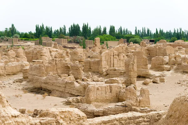XINJIANG, CHINA - 04 de mayo de 2015: Sitio de la ciudad de Yar (ruinas de Jiaohe). a famous World Heritage Sites in Turpan, Xinjiang, China . — Foto de Stock
