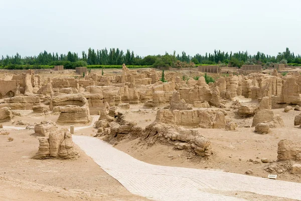 XINJIANG, CHINA - 04 de mayo de 2015: Sitio de la ciudad de Yar (ruinas de Jiaohe). a famous World Heritage Sites in Turpan, Xinjiang, China . — Foto de Stock