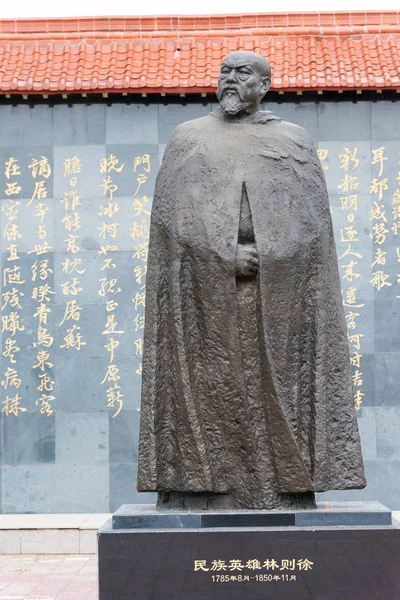 Lin Zexu 기념관에서 신장, 중국-5 월 12 일 2015: Lin Zexu 동상. 이닝, 또는, 신장, 중국에서 유명한 역사 사이트. — 스톡 사진