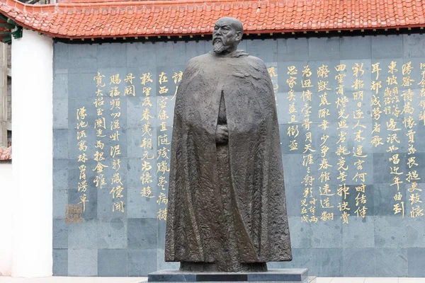 Lin Zexu 기념관에서 신장, 중국-5 월 12 일 2015: Lin Zexu 동상. 이닝, 또는, 신장, 중국에서 유명한 역사 사이트. — 스톡 사진