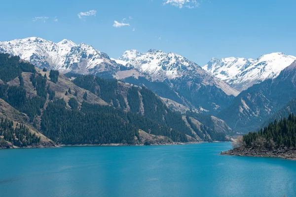 XINJIANG, CHINA - 09 de mayo de 2015: Lago del Cielo de Tian Shan (Tianchi). un sitio famoso del Patrimonio Mundial en Fukang, Changji, Xinjiang, China . — Foto de Stock