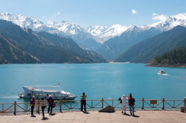 Doğu Türkistan, Çin - 09 Mayıs 2015: Cennet Gölü, Tian Shan(Tianchi). ünlü bir dünya mirası sit alanı Fukang, Sanci, Doğu Türkistan, Çin.