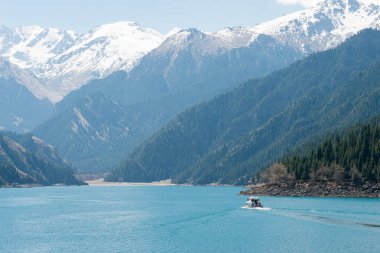 Doğu Türkistan, Çin - 09 Mayıs 2015: Cennet Gölü, Tian Shan(Tianchi). ünlü bir dünya mirası sit alanı Fukang, Sanci, Doğu Türkistan, Çin.
