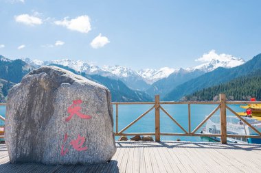 Doğu Türkistan, Çin - 09 Mayıs 2015: Cennet Gölü, Tian Shan(Tianchi). ünlü bir dünya mirası sit alanı Fukang, Sanci, Doğu Türkistan, Çin.