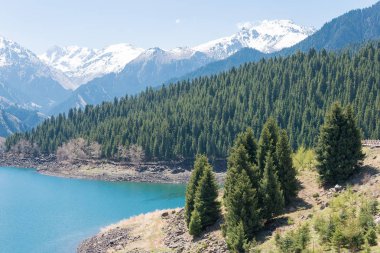 Doğu Türkistan, Çin - 09 Mayıs 2015: Cennet Gölü, Tian Shan(Tianchi). ünlü bir dünya mirası sit alanı Fukang, Sanci, Doğu Türkistan, Çin.