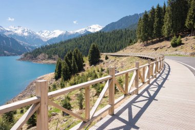 Doğu Türkistan, Çin - 09 Mayıs 2015: Cennet Gölü, Tian Shan(Tianchi). ünlü bir dünya mirası sit alanı Fukang, Sanci, Doğu Türkistan, Çin.