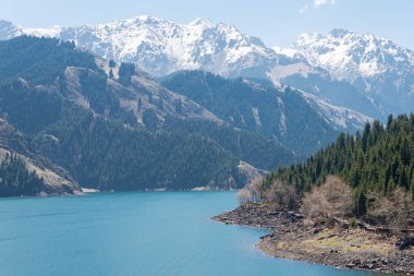 Doğu Türkistan, Çin - 09 Mayıs 2015: Cennet Gölü, Tian Shan(Tianchi). ünlü bir dünya mirası sit alanı Fukang, Sanci, Doğu Türkistan, Çin.