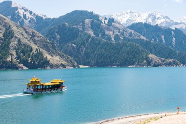 Doğu Türkistan, Çin - 09 Mayıs 2015: Cennet Gölü, Tian Shan(Tianchi). ünlü bir dünya mirası sit alanı Fukang, Sanci, Doğu Türkistan, Çin.