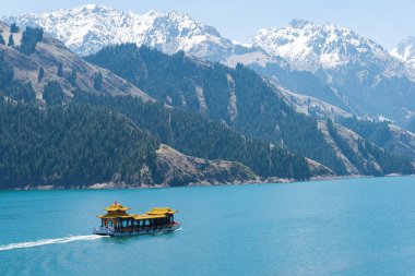 Doğu Türkistan, Çin - 09 Mayıs 2015: Cennet Gölü, Tian Shan(Tianchi). ünlü bir dünya mirası sit alanı Fukang, Sanci, Doğu Türkistan, Çin.