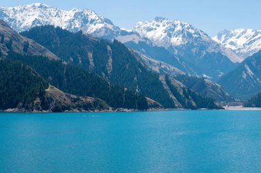 Doğu Türkistan, Çin - 09 Mayıs 2015: Cennet Gölü, Tian Shan(Tianchi). ünlü bir dünya mirası sit alanı Fukang, Sanci, Doğu Türkistan, Çin.