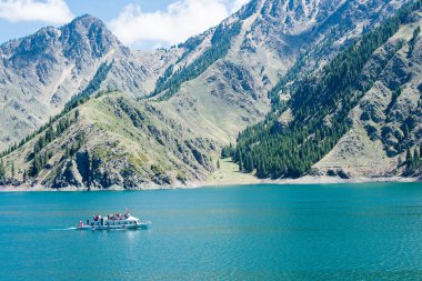 Doğu Türkistan, Çin - 09 Mayıs 2015: Cennet Gölü, Tian Shan(Tianchi). ünlü bir dünya mirası sit alanı Fukang, Sanci, Doğu Türkistan, Çin.