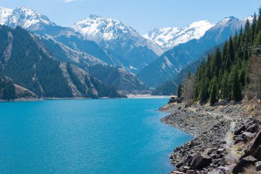 Doğu Türkistan, Çin - 09 Mayıs 2015: Cennet Gölü, Tian Shan(Tianchi). ünlü bir dünya mirası sit alanı Fukang, Sanci, Doğu Türkistan, Çin.