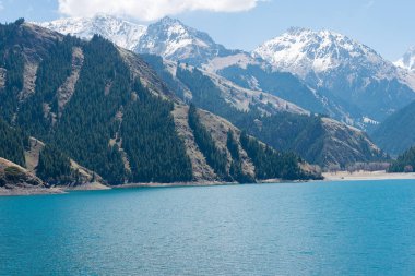Doğu Türkistan, Çin - 09 Mayıs 2015: Cennet Gölü, Tian Shan(Tianchi). ünlü bir dünya mirası sit alanı Fukang, Sanci, Doğu Türkistan, Çin.