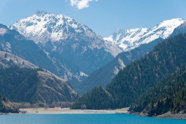 Doğu Türkistan, Çin - 09 Mayıs 2015: Cennet Gölü, Tian Shan(Tianchi). ünlü bir dünya mirası sit alanı Fukang, Sanci, Doğu Türkistan, Çin.