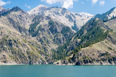 Doğu Türkistan, Çin - 09 Mayıs 2015: Cennet Gölü, Tian Shan(Tianchi). ünlü bir dünya mirası sit alanı Fukang, Sanci, Doğu Türkistan, Çin.