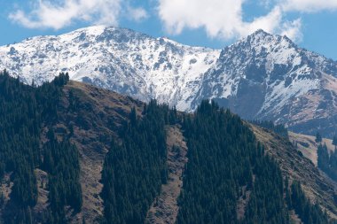 Doğu Türkistan, Çin - 09 Mayıs 2015: Kar dağ içinde cennet Gölü, Tian Shan(Tianchi). ünlü bir dünya mirası sit alanı Fukang, Sanci, Doğu Türkistan, Çin.