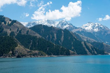 Doğu Türkistan, Çin - 09 Mayıs 2015: Cennet Gölü, Tian Shan(Tianchi). ünlü bir dünya mirası sit alanı Fukang, Sanci, Doğu Türkistan, Çin.