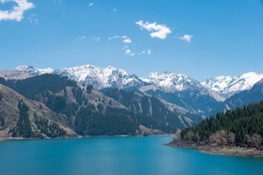 Doğu Türkistan, Çin - 09 Mayıs 2015: Cennet Gölü, Tian Shan(Tianchi). ünlü bir dünya mirası sit alanı Fukang, Sanci, Doğu Türkistan, Çin.