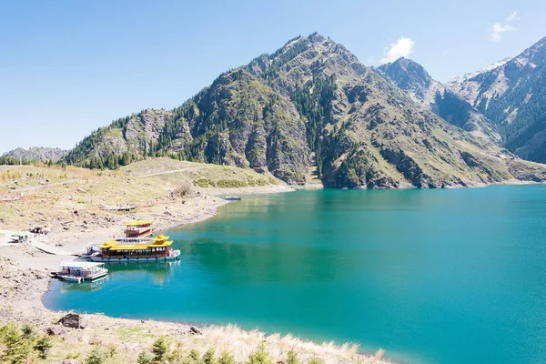 Doğu Türkistan, Çin - 09 Mayıs 2015: Cennet Gölü, Tian Shan(Tianchi). ünlü bir dünya mirası sit alanı Fukang, Sanci, Doğu Türkistan, Çin. — Stok fotoğraf
