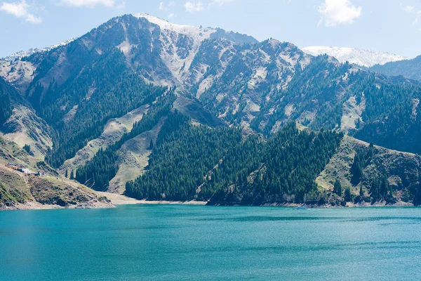 Doğu Türkistan, Çin - 09 Mayıs 2015: Cennet Gölü, Tian Shan(Tianchi). ünlü bir dünya mirası sit alanı Fukang, Sanci, Doğu Türkistan, Çin. — Stok fotoğraf