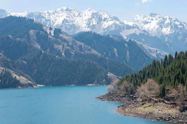 XINJIANG, CHINA - 09 de mayo de 2015: Lago del Cielo de Tian Shan (Tianchi). un sitio famoso del Patrimonio Mundial en Fukang, Changji, Xinjiang, China . — Foto de Stock