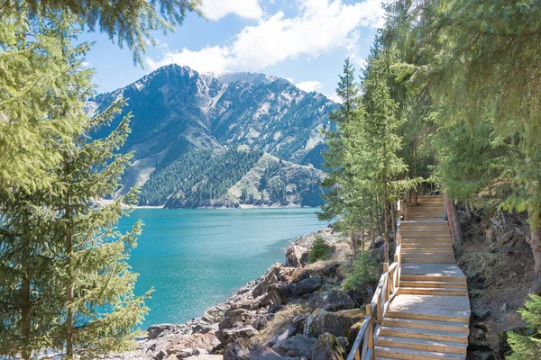 XINJIANG, CHINA - 09 de mayo de 2015: Lago del Cielo de Tian Shan (Tianchi). un sitio famoso del Patrimonio Mundial en Fukang, Changji, Xinjiang, China . — Foto de Stock