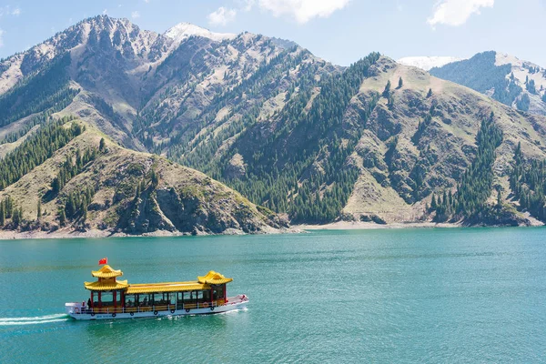 Doğu Türkistan, Çin - 09 Mayıs 2015: Cennet Gölü, Tian Shan(Tianchi). ünlü bir dünya mirası sit alanı Fukang, Sanci, Doğu Türkistan, Çin.