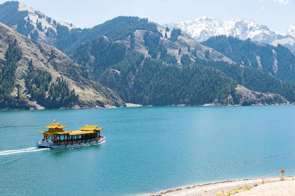 Doğu Türkistan, Çin - 09 Mayıs 2015: Cennet Gölü, Tian Shan(Tianchi). ünlü bir dünya mirası sit alanı Fukang, Sanci, Doğu Türkistan, Çin.