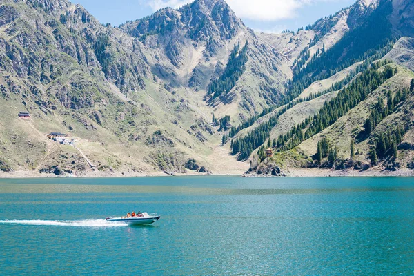 Sin-ťiang, Čína - Květen 09 2015: Nebeské jezero z Tian Shan(Tianchi). slavného světového dědictví UNESCO v Fukang, Changji, Sin-ťiang, Čína. — Stock fotografie