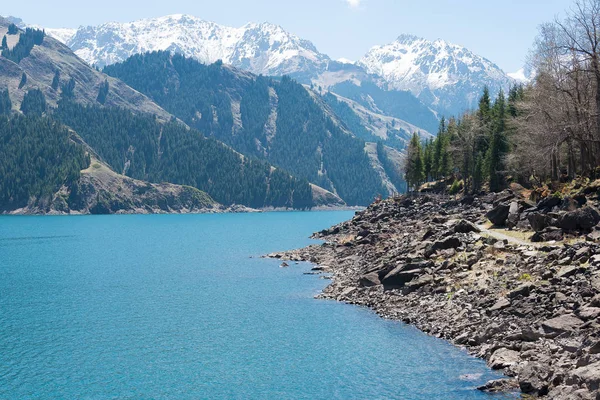 XINJIANG, CHINA - 09 de mayo de 2015: Lago del Cielo de Tian Shan (Tianchi). un sitio famoso del Patrimonio Mundial en Fukang, Changji, Xinjiang, China . — Foto de Stock