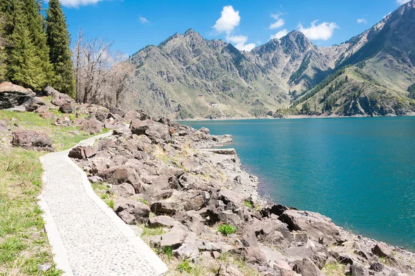 Sin-ťiang, Čína - Květen 09 2015: Nebeské jezero z Tian Shan(Tianchi). slavného světového dědictví UNESCO v Fukang, Changji, Sin-ťiang, Čína. — Stock fotografie