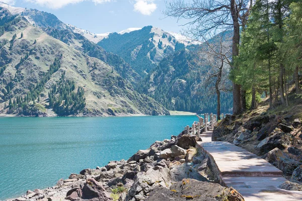 Sin-ťiang, Čína - Květen 09 2015: Nebeské jezero z Tian Shan(Tianchi). slavného světového dědictví UNESCO v Fukang, Changji, Sin-ťiang, Čína. — Stock fotografie