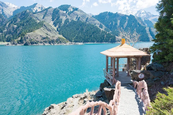 Doğu Türkistan, Çin - 09 Mayıs 2015: Cennet Gölü, Tian Shan(Tianchi). ünlü bir dünya mirası sit alanı Fukang, Sanci, Doğu Türkistan, Çin. — Stok fotoğraf