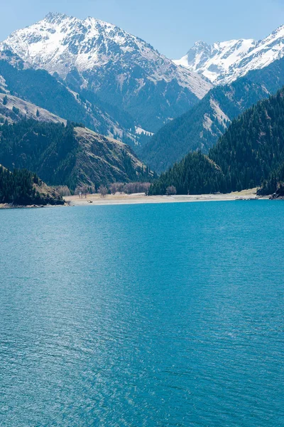 Doğu Türkistan, Çin - 09 Mayıs 2015: Cennet Gölü, Tian Shan(Tianchi). ünlü bir dünya mirası sit alanı Fukang, Sanci, Doğu Türkistan, Çin. — Stok fotoğraf