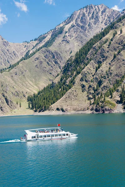 Doğu Türkistan, Çin - 09 Mayıs 2015: Cennet Gölü, Tian Shan(Tianchi). ünlü bir dünya mirası sit alanı Fukang, Sanci, Doğu Türkistan, Çin. — Stok fotoğraf