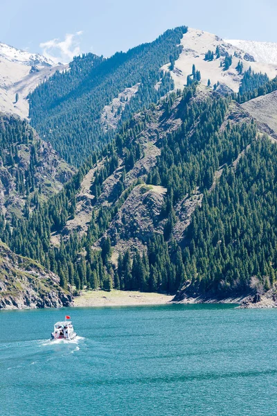 Sin-ťiang, Čína - Květen 09 2015: Nebeské jezero z Tian Shan(Tianchi). slavného světového dědictví UNESCO v Fukang, Changji, Sin-ťiang, Čína. — Stock fotografie