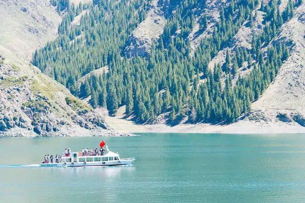 XINJIANG, CHINA - 09 de mayo de 2015: Lago del Cielo de Tian Shan (Tianchi). un sitio famoso del Patrimonio Mundial en Fukang, Changji, Xinjiang, China . — Foto de Stock