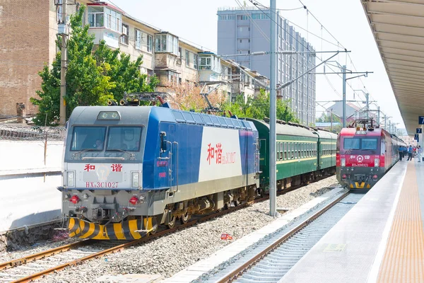 INNER MONGOLIA, CINA - 12 agosto 2015: Locomotiva elettrica China Railways HXD3C nella stazione ferroviaria di Hohhot, Sichuan, Cina. HXD3C utilizzato sulla rete ferroviaria cinese . — Foto Stock