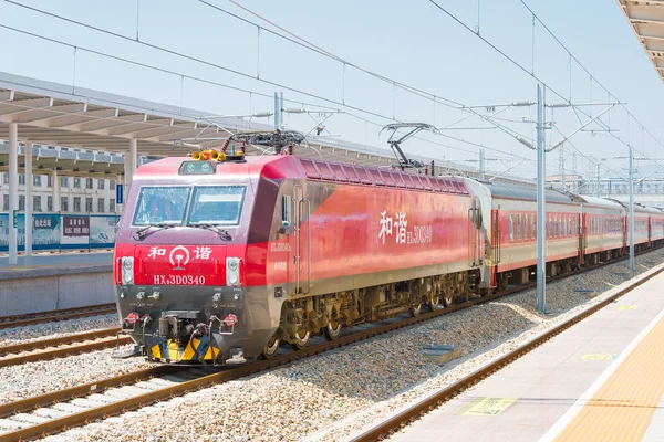 INNER MONGOLIA, CINA - 12 agosto 2015: Locomotiva elettrica China Railways HXD3D nella stazione ferroviaria di Hohhot, Sichuan, Cina. HXD3D utilizzato sulla rete ferroviaria cinese . — Foto Stock