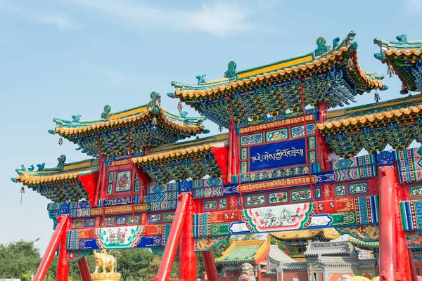 中国内蒙古-2015 年 8 月 13 日︰ 牌坊在 Xilitu 赵 Temple(Shiretu Juu)。在呼和浩特市内蒙古，中国著名的历史古迹. — 图库照片