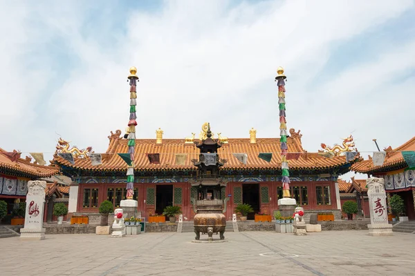 INNER MONGOLIA, CHINA - 13 de agosto de 2015: Dazhao Lamasery. un sitio histórico famoso en Hohhot, Mongolia Interior, China . — Foto de Stock