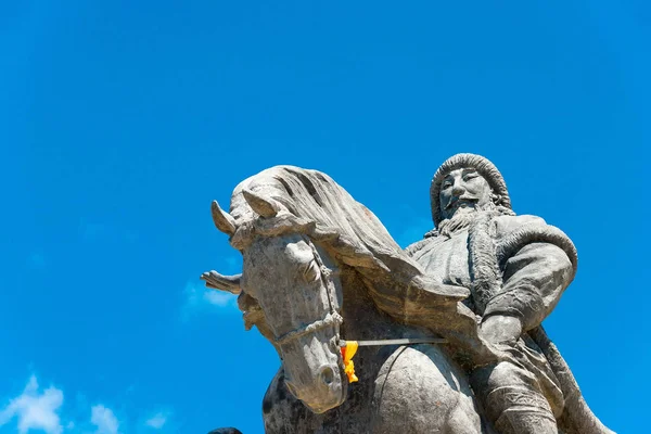 İç Moğolistan, Çin - 10 Ağustos 2015: Kubilay Han heykel Kubilay Meydanı'Zhenglan Banner, Xilin Gol, Inner Mongolia, China.
