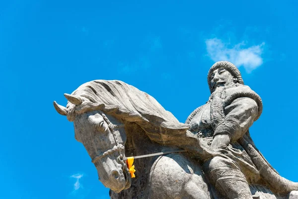 İç Moğolistan, Çin - 10 Ağustos 2015: Kubilay Han heykel Kubilay Meydanı'Zhenglan Banner, Xilin Gol, Inner Mongolia, China.