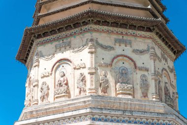 İç Moğolistan, Çin - 08 Ağustos 2015: Liao Hanedanı'nın orta sermaye Daming Pagoda(Damingta) sitesinde yardım. ünlü tarihi bir site Ningcheng, Chifeng, İç Moğolistan, Çin.