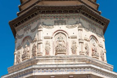 İç Moğolistan, Çin - 08 Ağustos 2015: Liao Hanedanı'nın orta sermaye Daming Pagoda(Damingta) sitesinde yardım. ünlü tarihi bir site Ningcheng, Chifeng, İç Moğolistan, Çin.