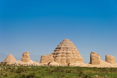 Ningxia, China - 17 Ağustos 2015: Batı Xia mezarları (Xixia Wangling). ünlü tarihi bir site içinde Yinchuan, Ningxia, China.