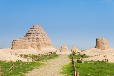 Ningxia, China - 17 Ağustos 2015: Batı Xia mezarları (Xixia Wangling). ünlü tarihi bir site içinde Yinchuan, Ningxia, China.
